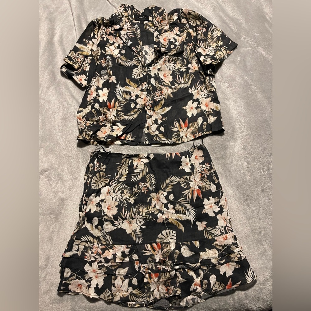 FiveSeventyFive 2 piece outfit size Small